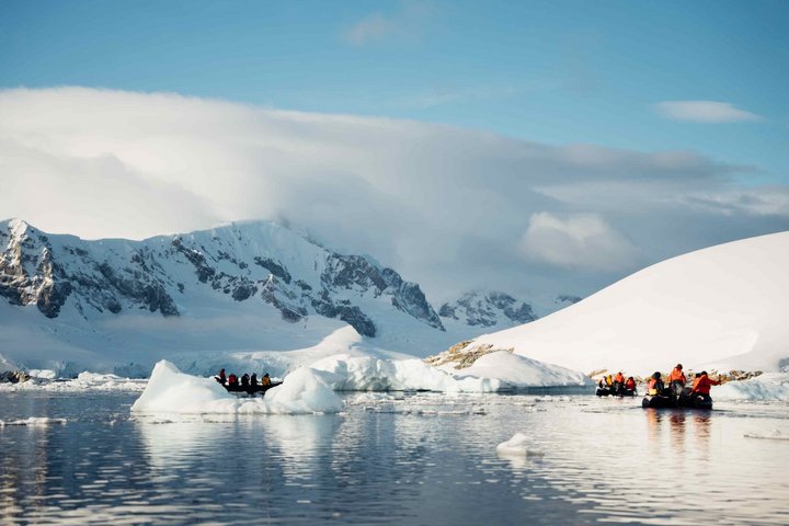 Zodiac-Fahrten in einer Bucht mit Eisbergen in Antarktika