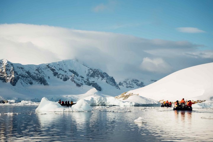 Zodiac-Fahrten in einer Bucht mit Eisbergen in Antarktika