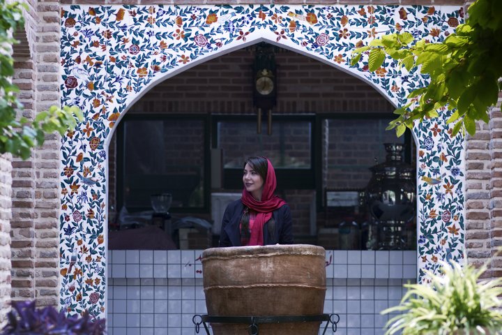 Iranerin im Negarestan-Garten