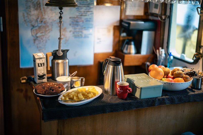 Frühstücksbuffet an Bord der Noorderlicht