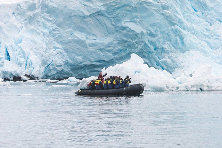 Zodiac vor Eisberg in Antarktika