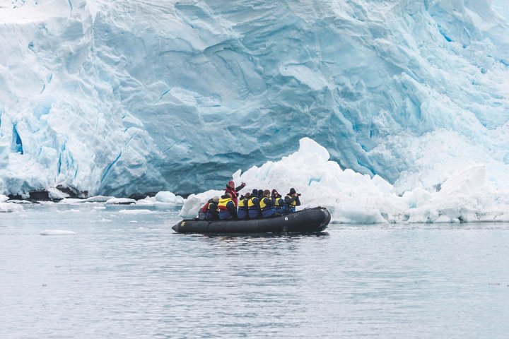 Zodiac vor einem Eisberg