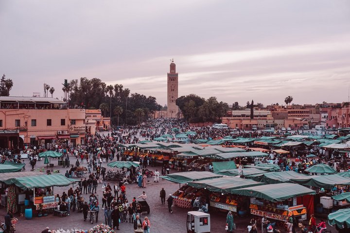 Der Platz Djeema El Fna in Marrakesch Der Platz Djemaa El Fna in Marrakesch mit vielen Marktständen und Menschen