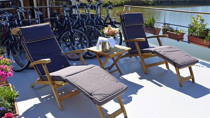 Liegestühle auf der Hotelbarge L'impressionniste