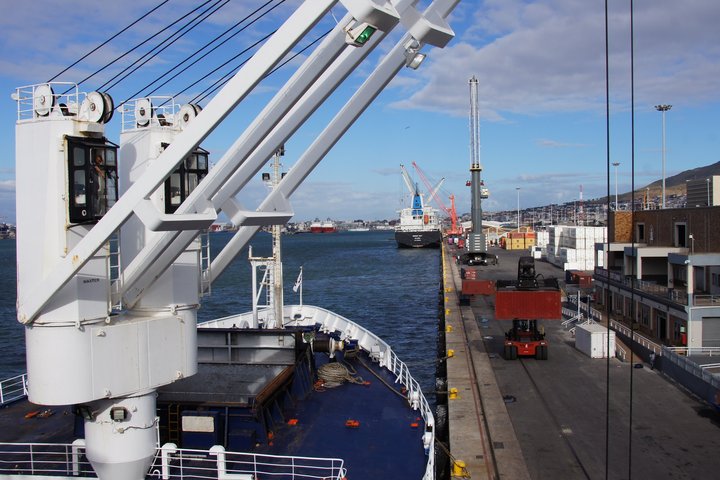 Schiff mit Bordkran im Hafen von Kapstadt