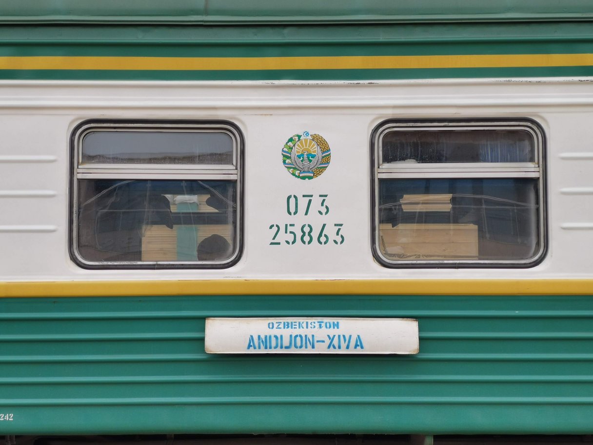 Anschrift an einem alten Zug in Usbekistan