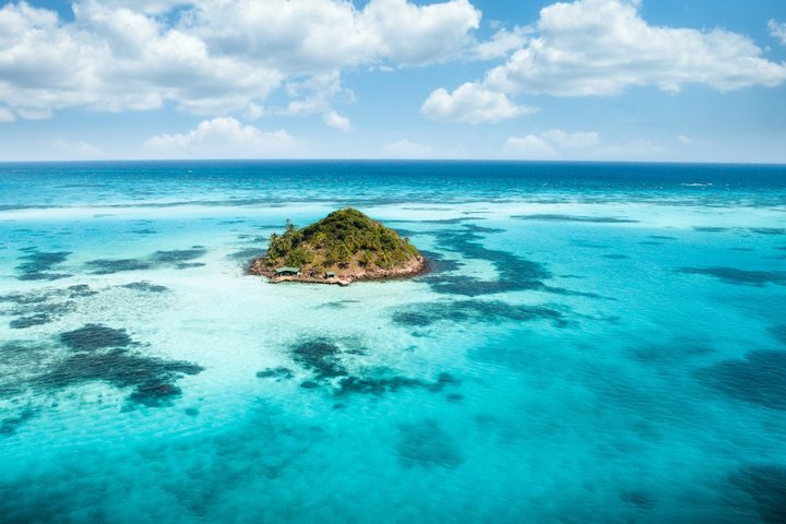 Tropische Karibikinseln auf einem Segeltörn entdecken