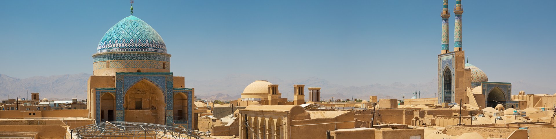 Blick auf über die Dächer von Yazd hin zur Moschee