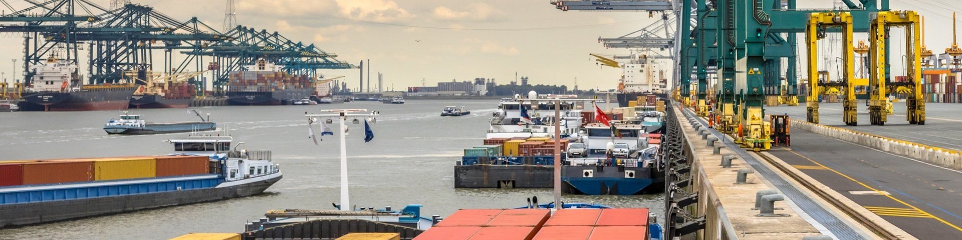 Hafenbecken in Antwerpen mit Binnenschiffen