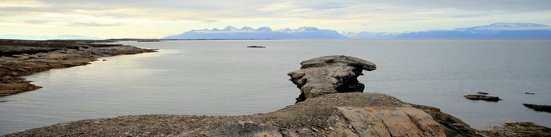 Landschaft mit Strand und Bucht in Spitzbergen