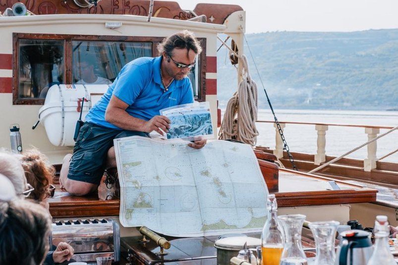 Kapitaen studiert den Kurs