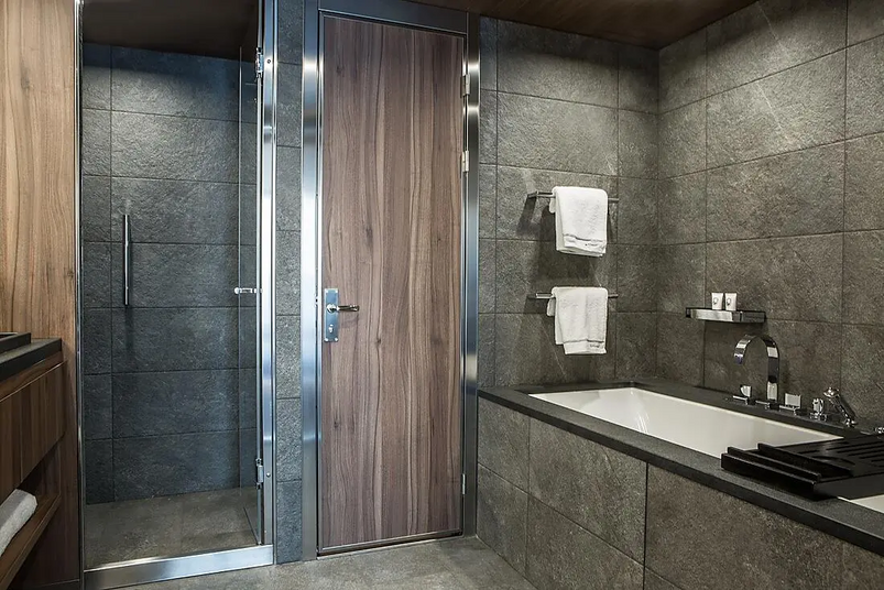 Badezimmer der Grande Suite auf dem Eisbrecher Le Commandant Charcot von Ponant