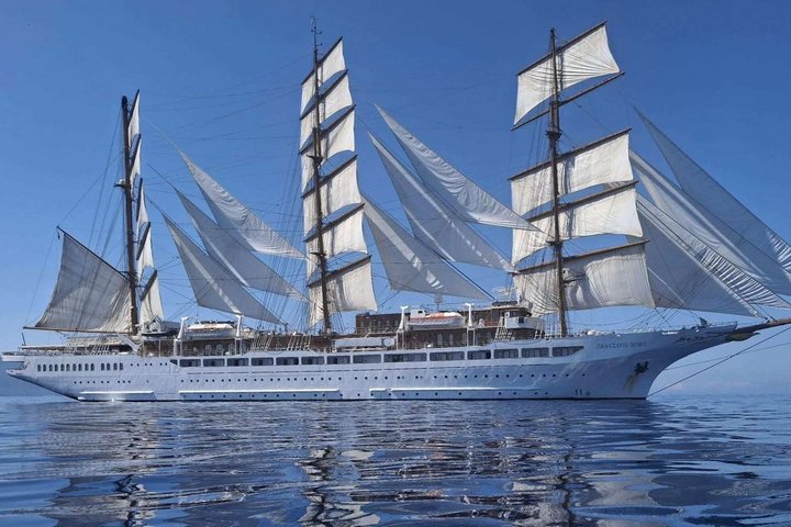 Sea Cloud Spirit mit gehissten Segeln
