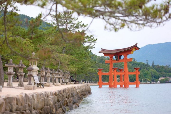Tempel im Teich in Japan