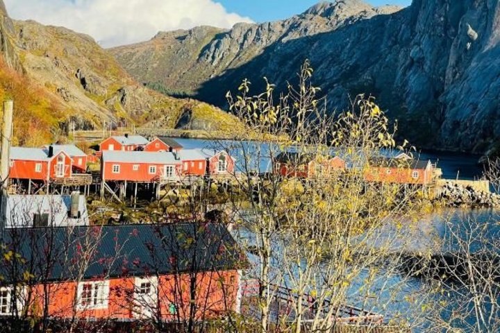 Herbstliches Dorf in Nordnorwegen