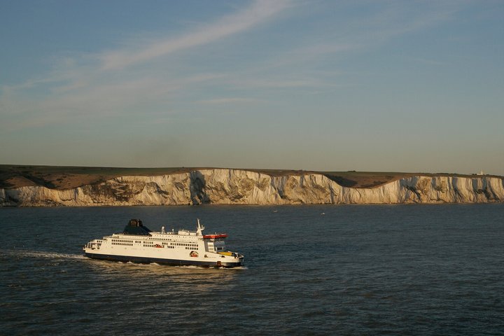 Die Kreidefelsen von Dover Die Kreidefelsen von Dover mit Fähre im Vordergrund