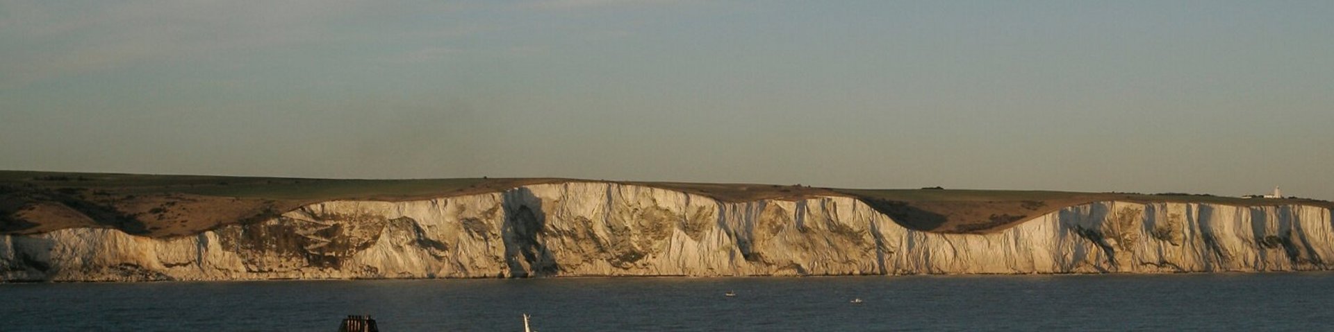 Die Kreidefelsen von Dover mit Fähre im Vordergrund