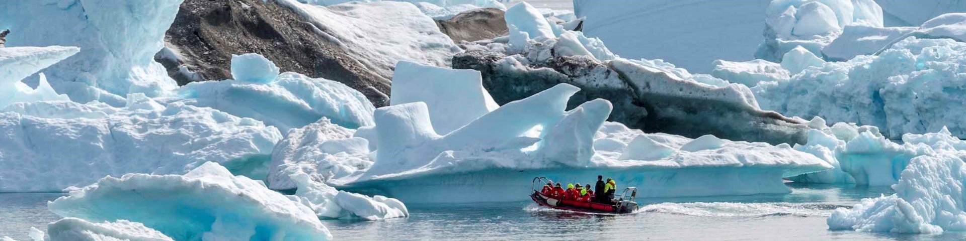 Zodiac fährt zwischen Eisbergen