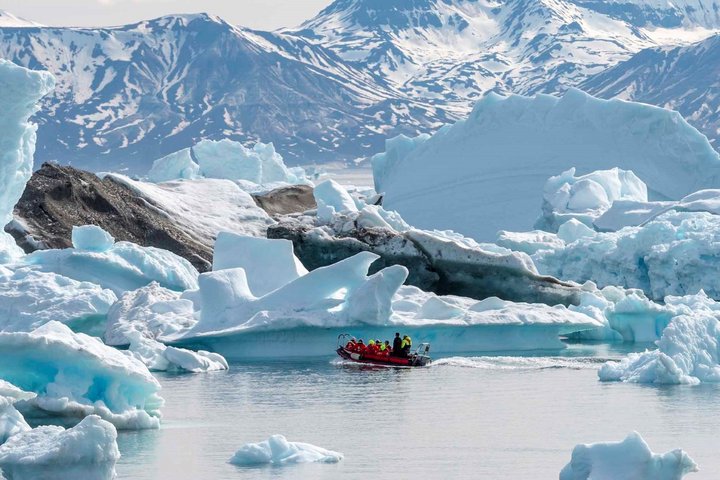 Zodiac fährt zwischen Eisbergen