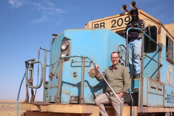 Urs Steiner auf einer Lokomotive der Erzbahn in Mauretanien