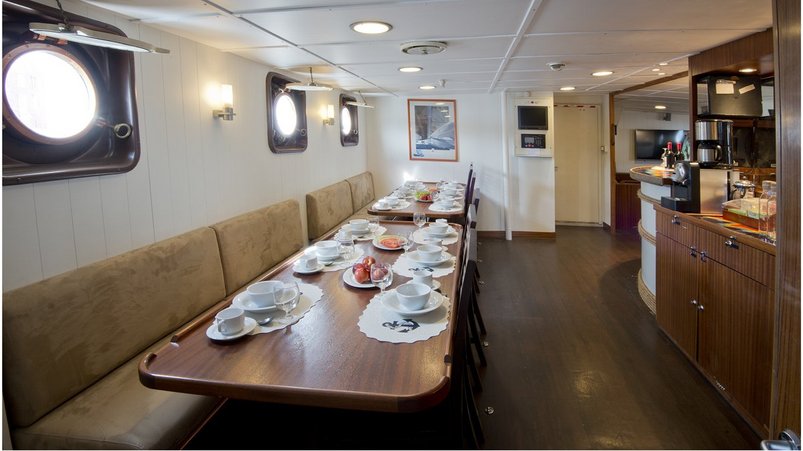 Speiseraum auf dem Expeditionschiff Kinfish